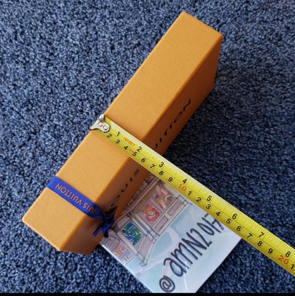 Louis Vuitton Gift Box and LV Ribbon - Picture 4 of 5